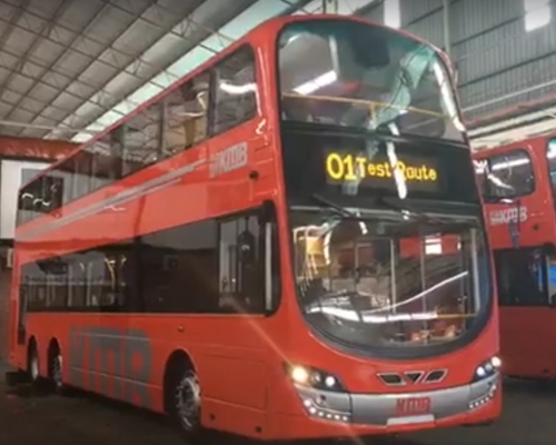 新巴士車身以紅色為主色。