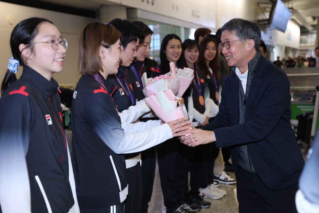 香港乒总主席余国梁赠送鲜花给女子乒球队员