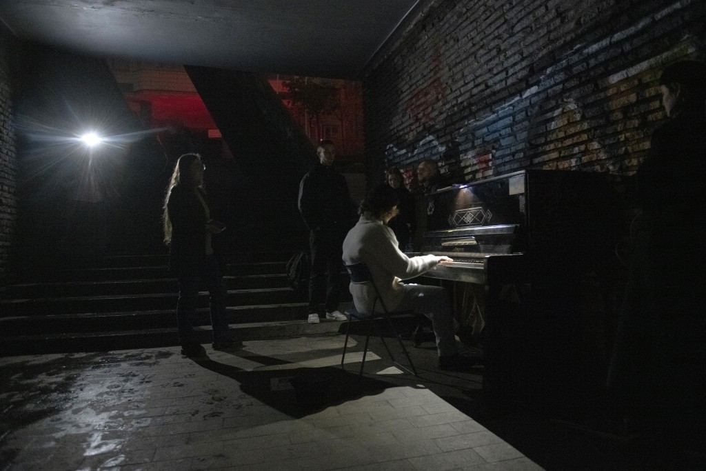 基輔停電期間，民眾黑暗中在街上彈鋼琴。AP