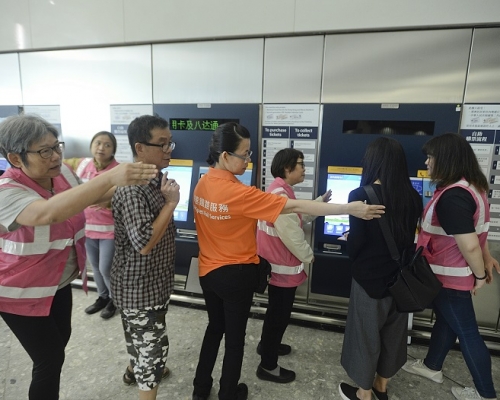 港鐵指,考慮在B1層離境大堂加設內地段車票領票機。資料圖片