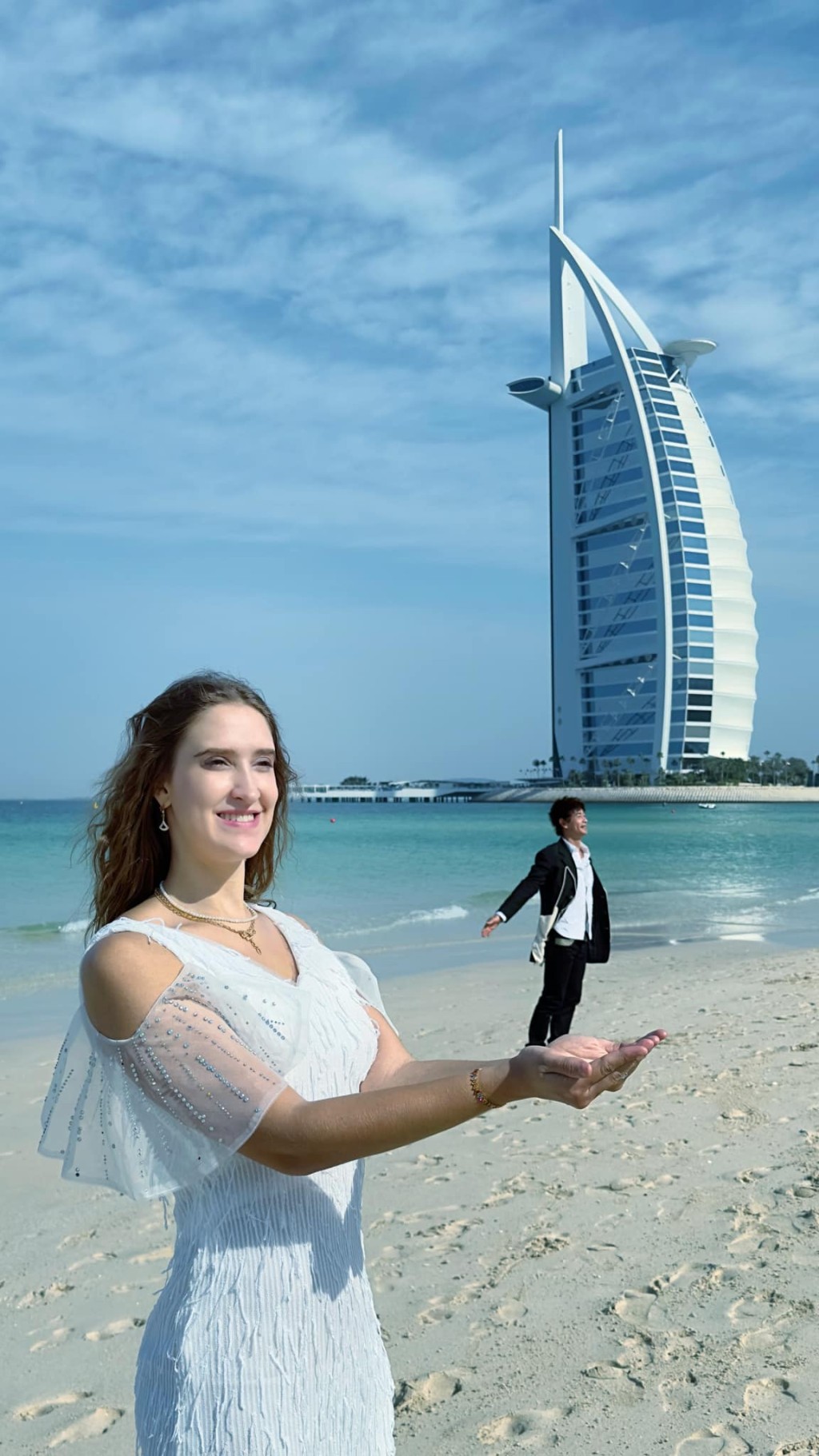 一对新人在杜拜著名景点帆船酒店影婚纱相。