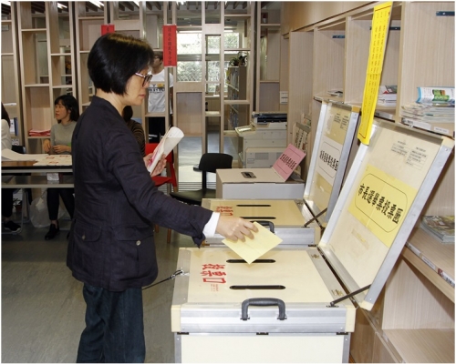 由於今年公投票張數多導玫投票等候時間較長。AP
