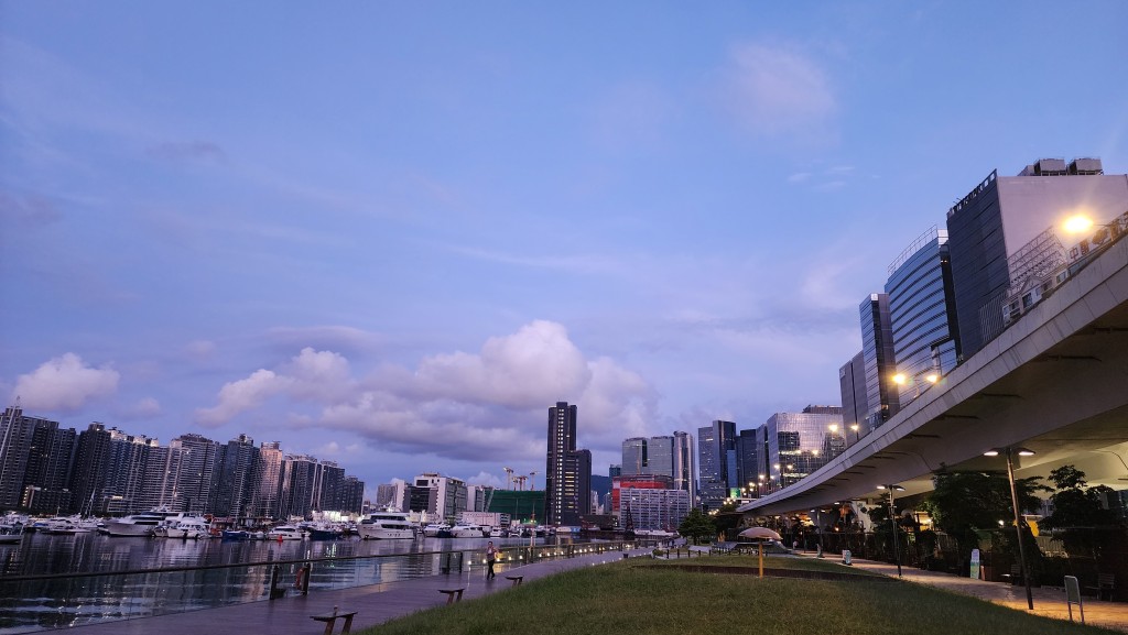 展望明日仍然酷熱,有一兩陣驟雨。 展望明日仍然酷熱,有一兩陣驟雨。