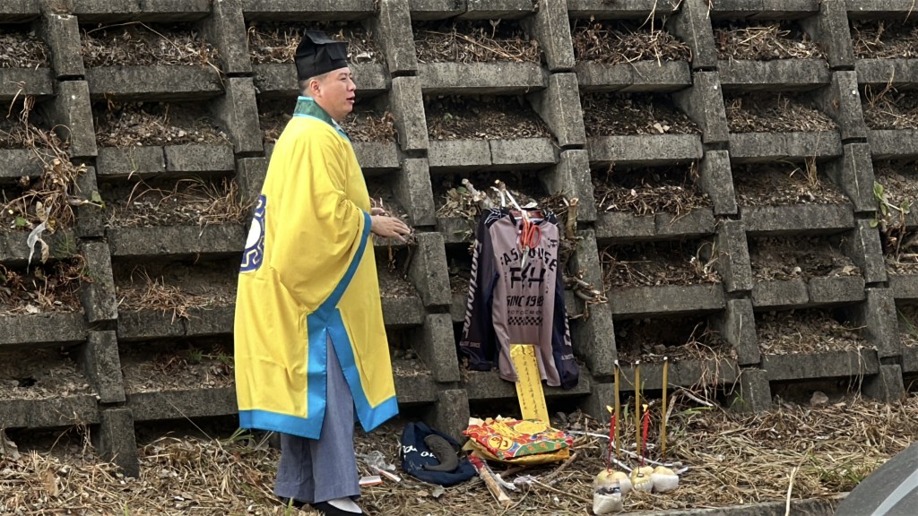 祭壇擺放有香燭及吳男生前穿著衣物。