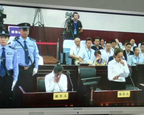 兩被告淚灑法庭。左為肖艷玲，右为郭麗杰。資料圖片