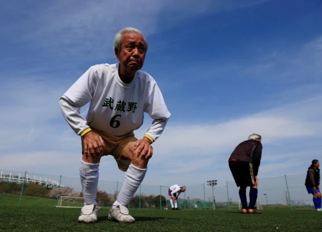 日本一班長者參與足球活動。路透社