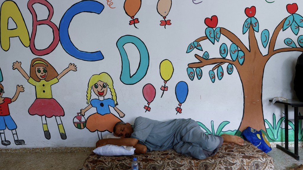 一名巴勒斯坦男子躲到幼稚园避难。 路透社