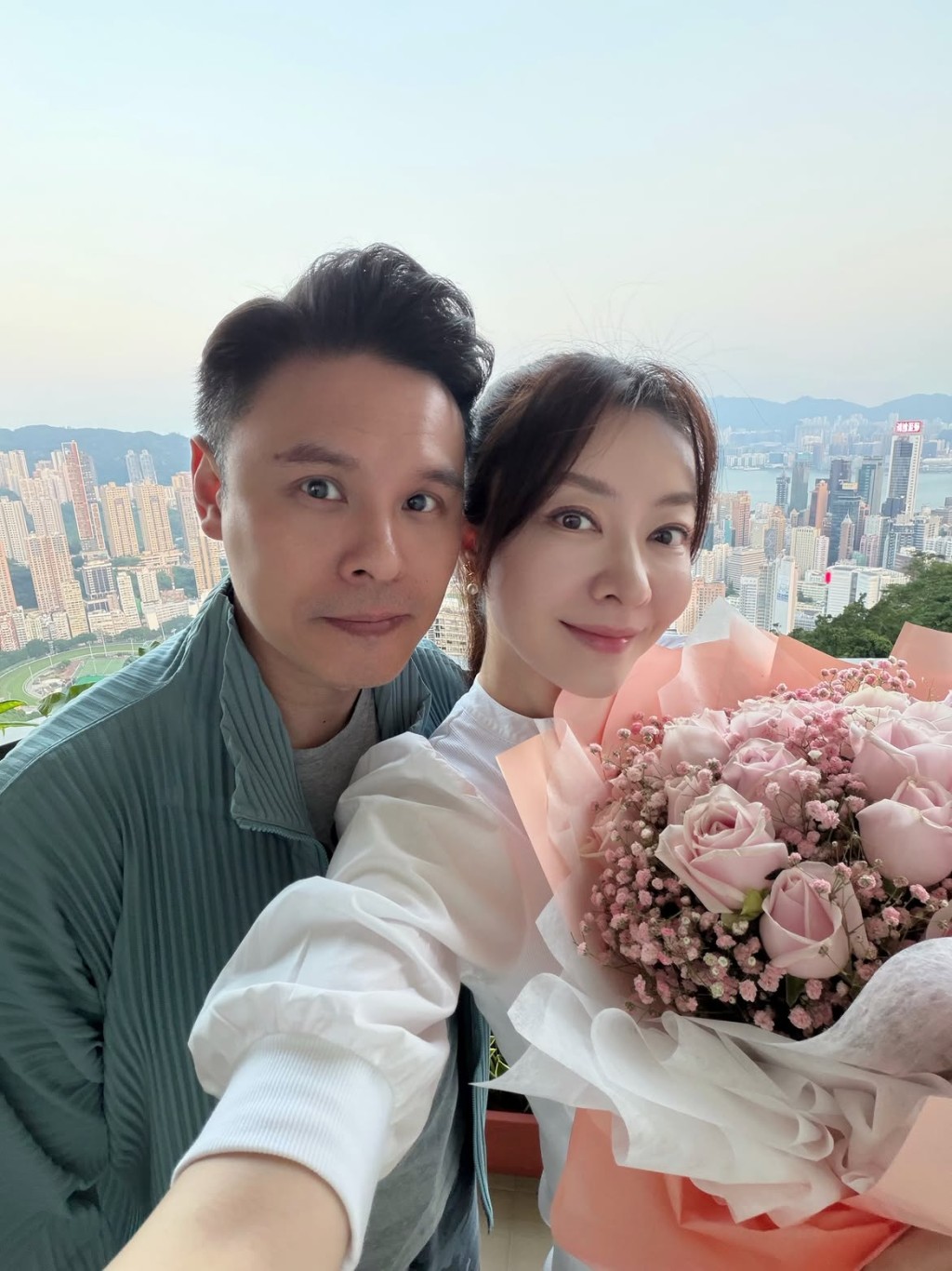 熊黛林與老公放閃。 熊黛林與老公放閃。