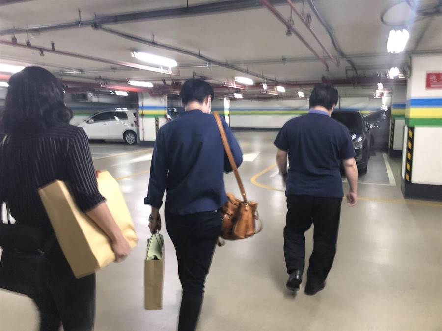 調查人員大規模搜索立法院帶走現金及文件。網上圖片