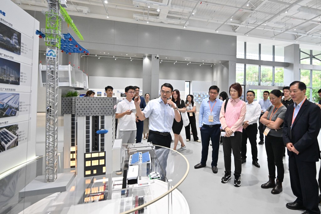 交流團參觀中建海龍建築科技研究院，了解「組裝合成」組件生產的運作。