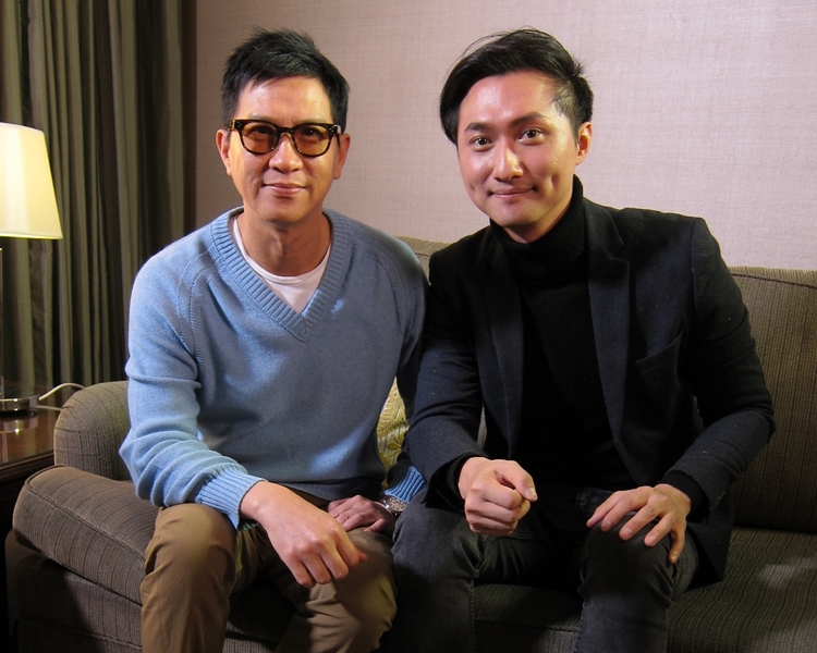 日前他接受奇妙電視《同Sing同戲》主持嚴崇天(右)訪問。