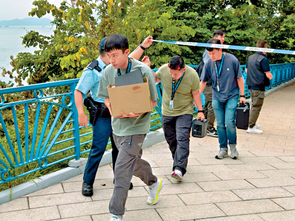 港島總區刑事總部警司冼國明簡報案情，警方派出大批人員在案發現場瀑布灣公園蒐證。