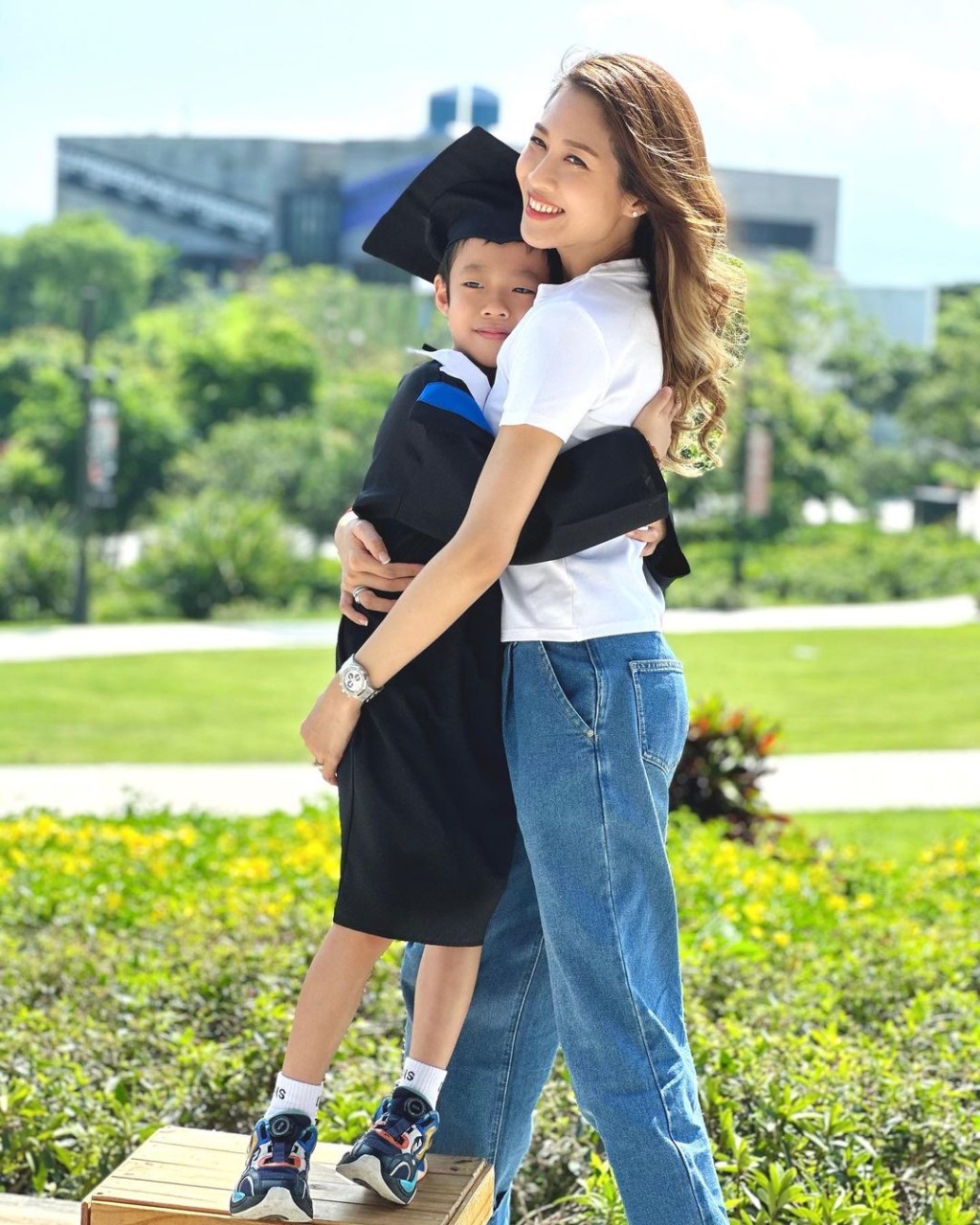 陈敏之分享儿子的毕业相。
