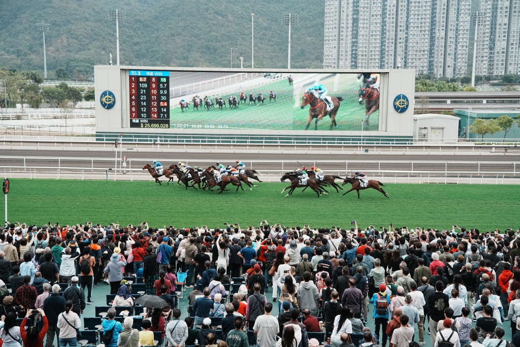 農曆新年賽馬日，第一場賽事開跑。
