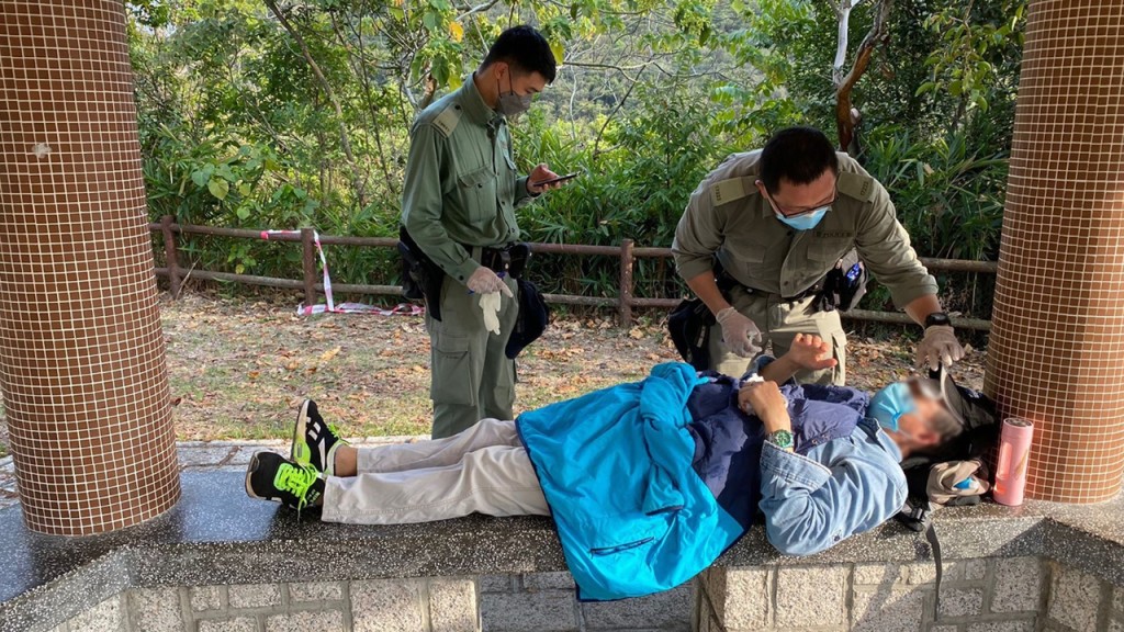 一名七旬翁行山期間不適,警方接報後到場急救。警方FB