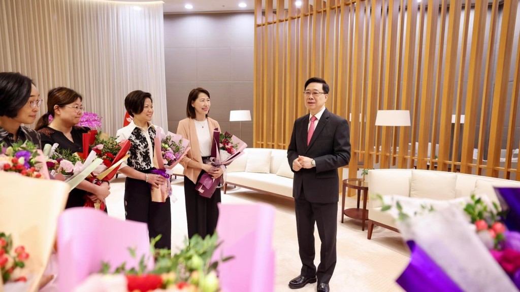 母親節2025︱李家超祝福天下母親 向特首辦媽媽同事送上康乃馨 感謝無私奉獻
