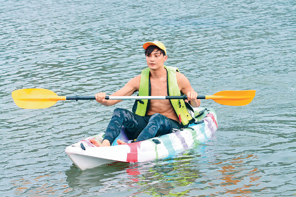 划獨木舟■謝高晉熱愛划獨木舟,平時會由相思灣出發,大概划一小時去有名嘅綠蛋島。