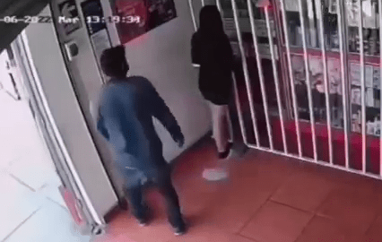 男子慢慢走近少女身後。