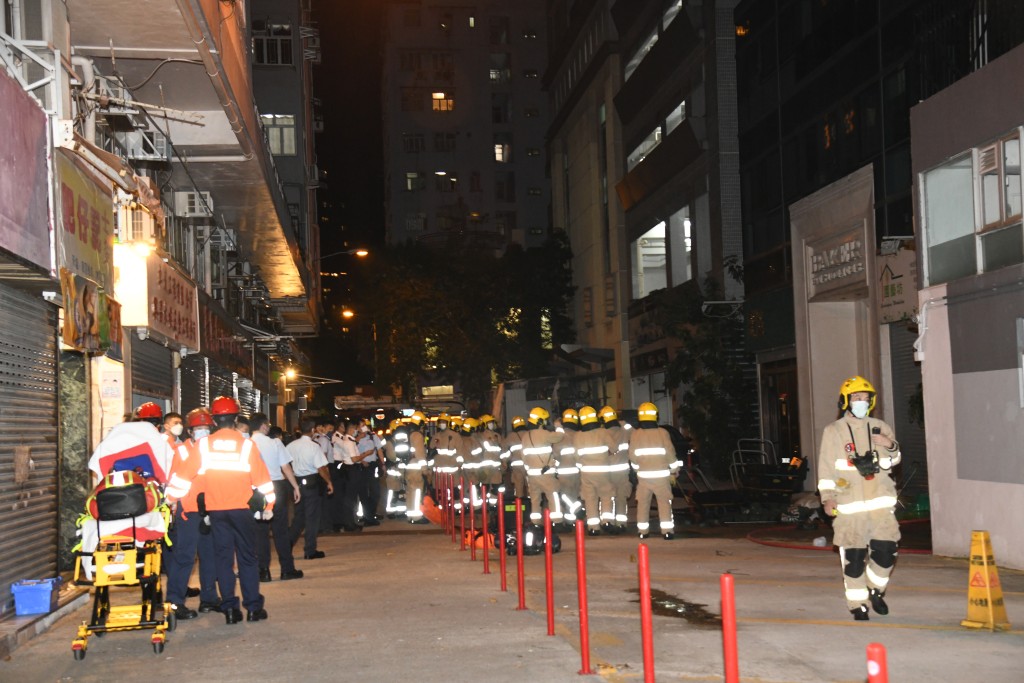 火势扑灭后，大批消防员及警员在场调查及处理善后工作。 李家杰摄