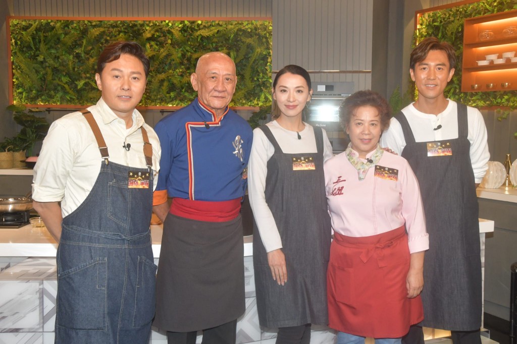 李家鼎和蕭秀香(三姐)一齊教煮餸。