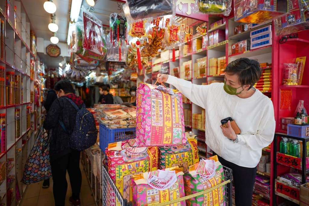 疫情下清明節市民難以回內地掃墓祭祖探親。