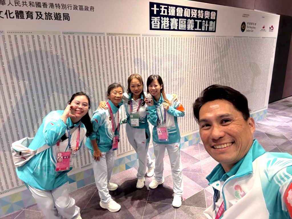 張綽嵐與義工朋友在義工名人牆找到自己的名字，然後興奮合照留念。