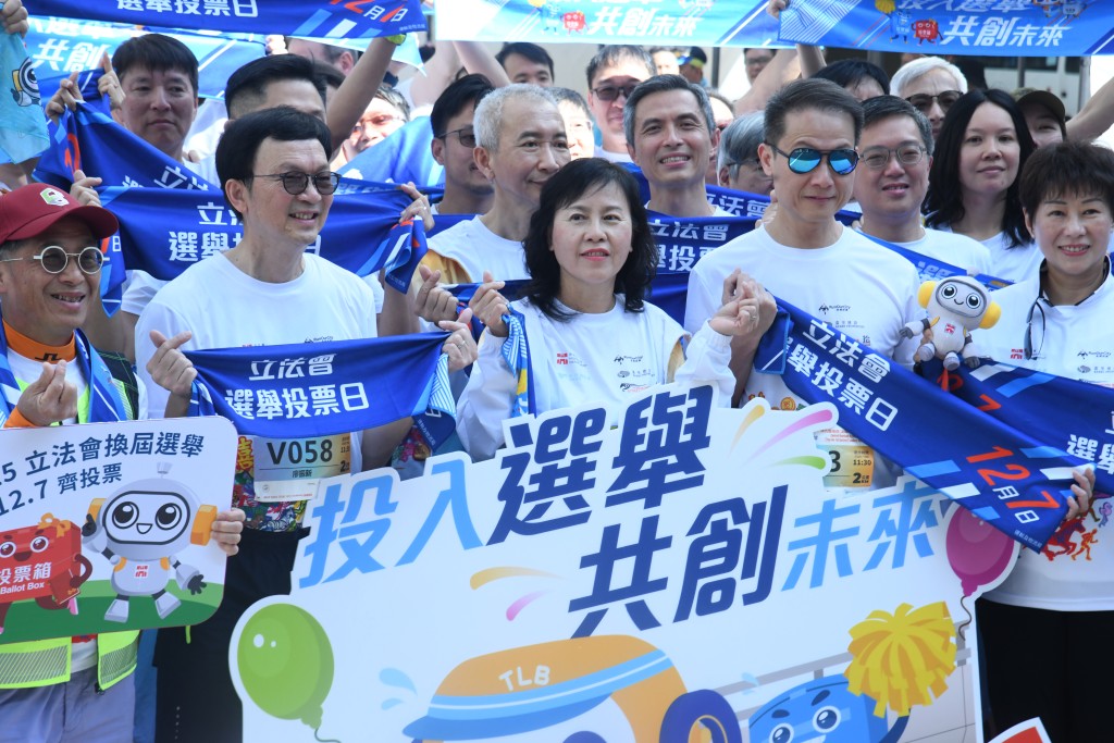 众人不忘合力宣传12月7日的立法会选举。何健勇摄