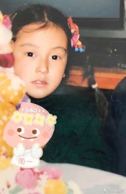 中童開始輪廓開始分明,唯獨未見有雙眼皮,且雙唇冇咁精緻。