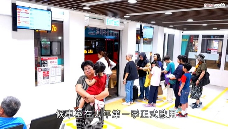 候車室設有座椅,有飲品自動販賣機及有巴士實時到站時間顯示屏。政府新聞網影片截圖 候車室設有座椅,有飲品自動販賣機及有巴士實時到站時間顯示屏。政府新聞網影片截圖