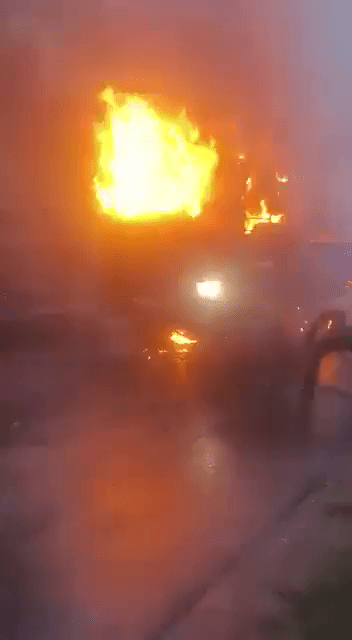 網片顯示，印度軍車受襲後燃起大火。網片截圖