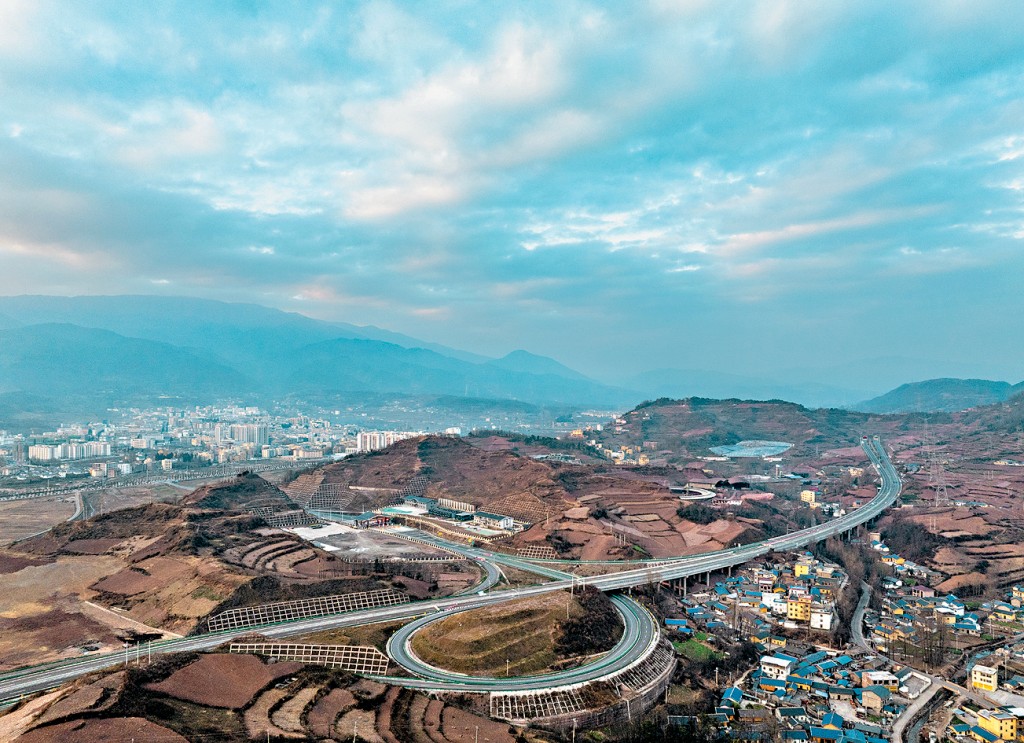 大小涼山高速相連。圖為樂西高速昭覺縣城出口。