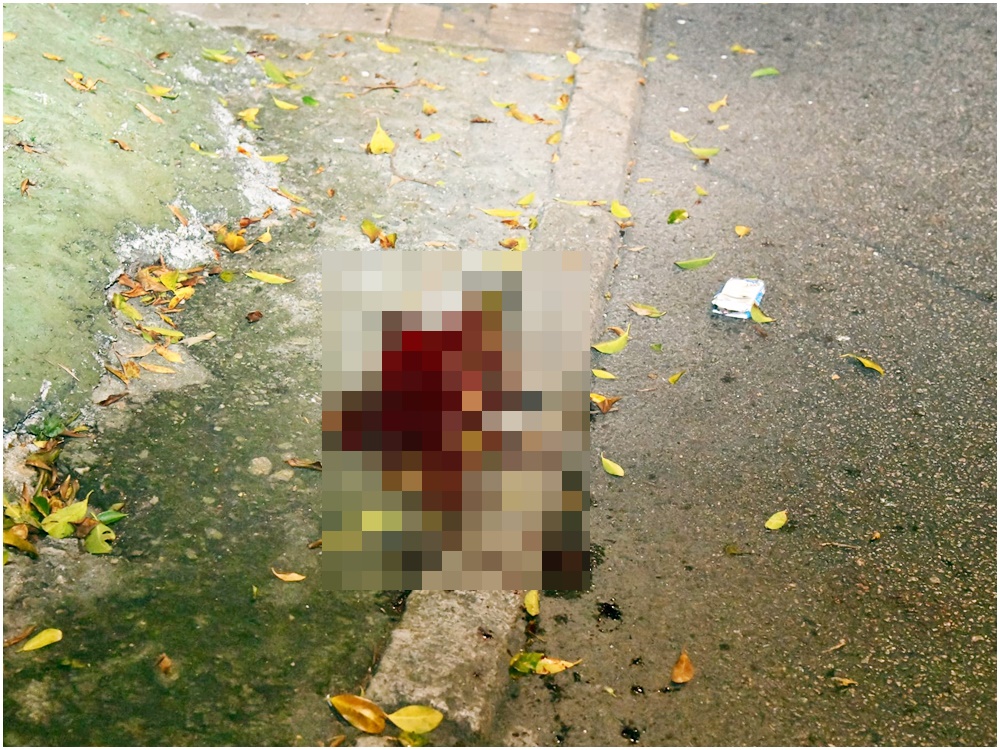 现场遗下一滩血迹。