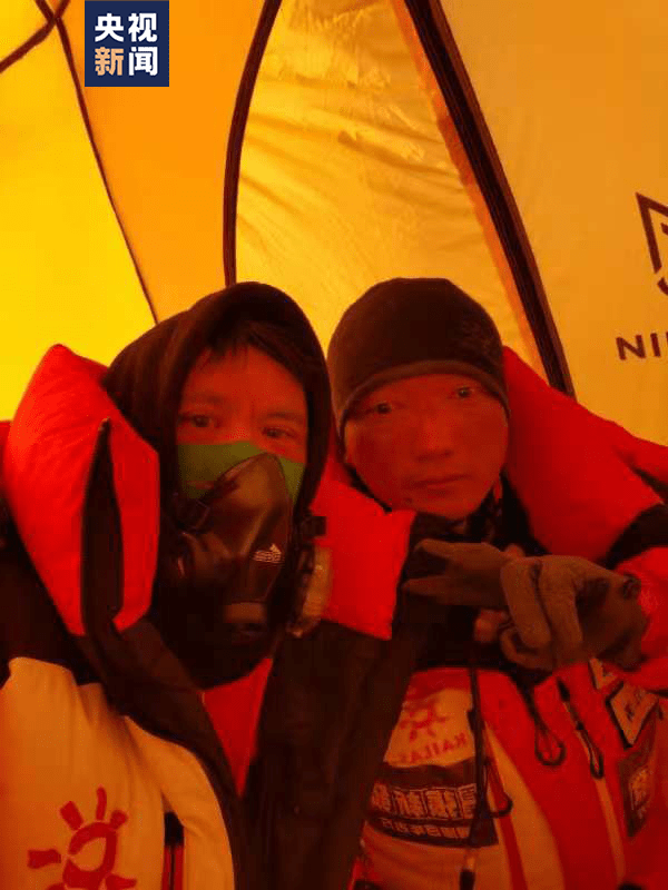 為了救人放棄攻頂的兩名中國登山者范江濤和謝如祥。