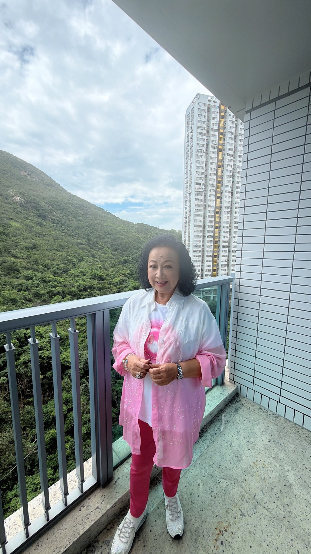 薛家燕從露台遠眺,可望見翠綠山景,心曠神怡。 薛家燕從露台遠眺,可望見翠綠山景,心曠神怡。