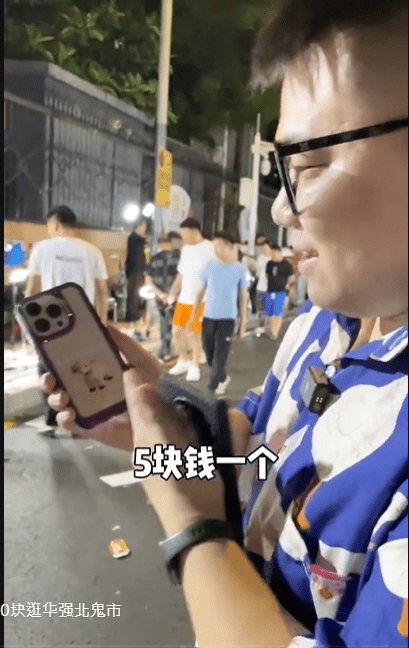 他先购买了一个¥5手机保护壳，认为尚算抵买（图片来源：大虾@小红书）