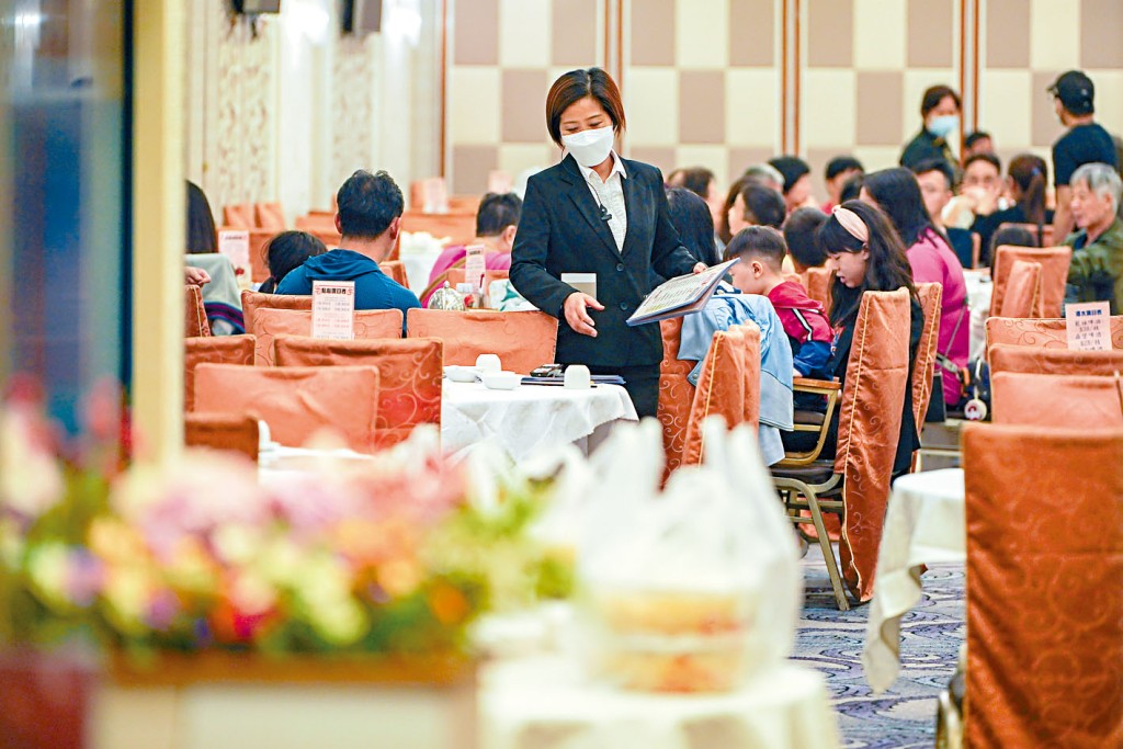 元朗酒樓牡丹金閣爆疫，昨再多四名顧客確診。
