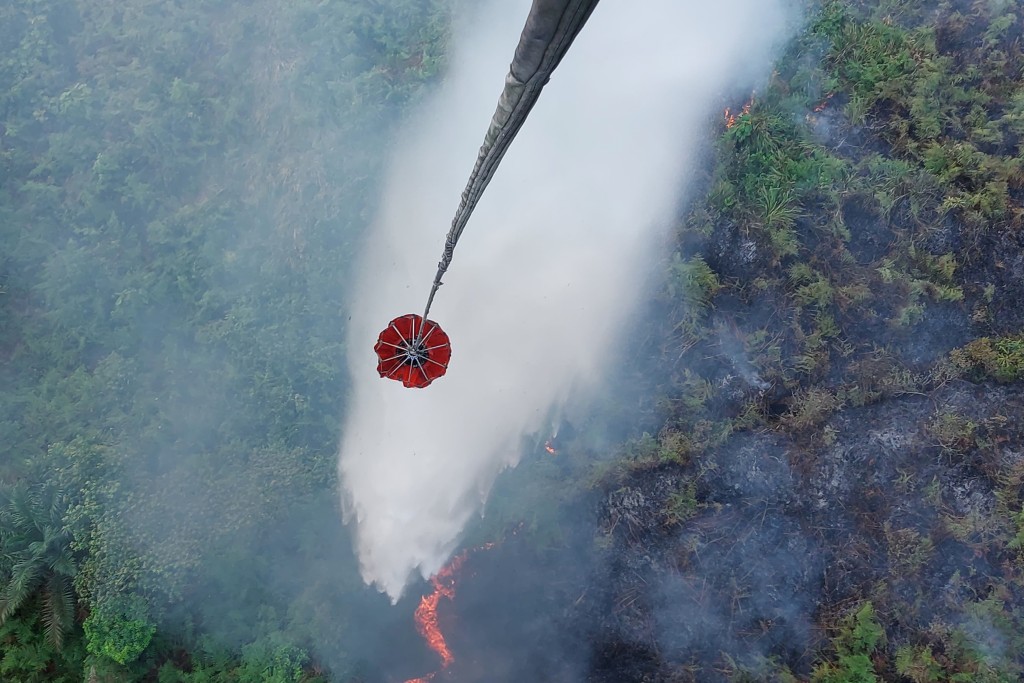印尼山火产生的有害烟霾更吹向邻国马来西亚、新加坡等。美联社
