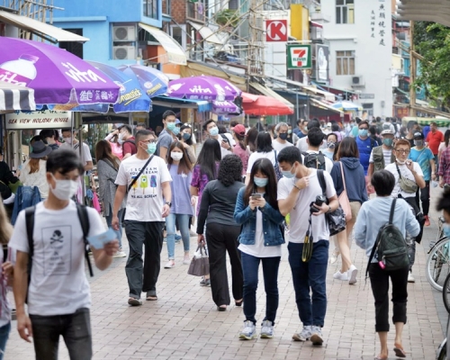 市民趁假期到長洲遊玩。