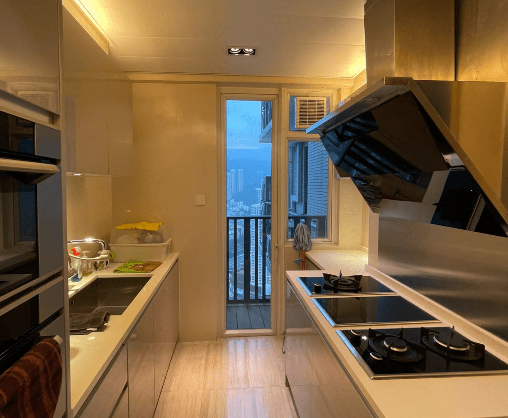 廚房外接工作平台，為室內引入充沛光源。