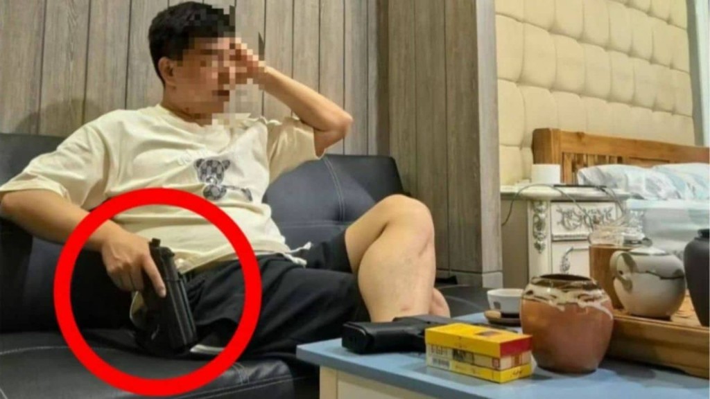 中國籍男子劉豐因高調在網上曬槍照，遭芭堤雅警方調查。 facebook / บิ๊กเกรียน