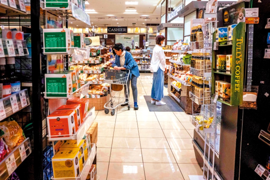 日本政府敲定消費稅減稅大綱，食品飲料稅將由8%降至1%。法新社