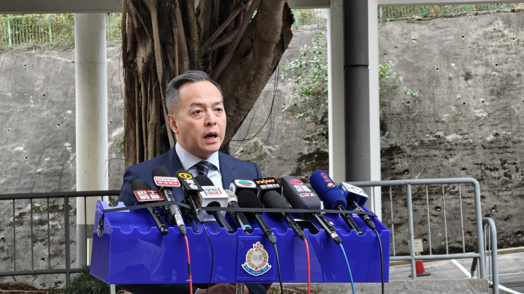 周一鸣表示，工人离开时需要搜身。黄文威摄