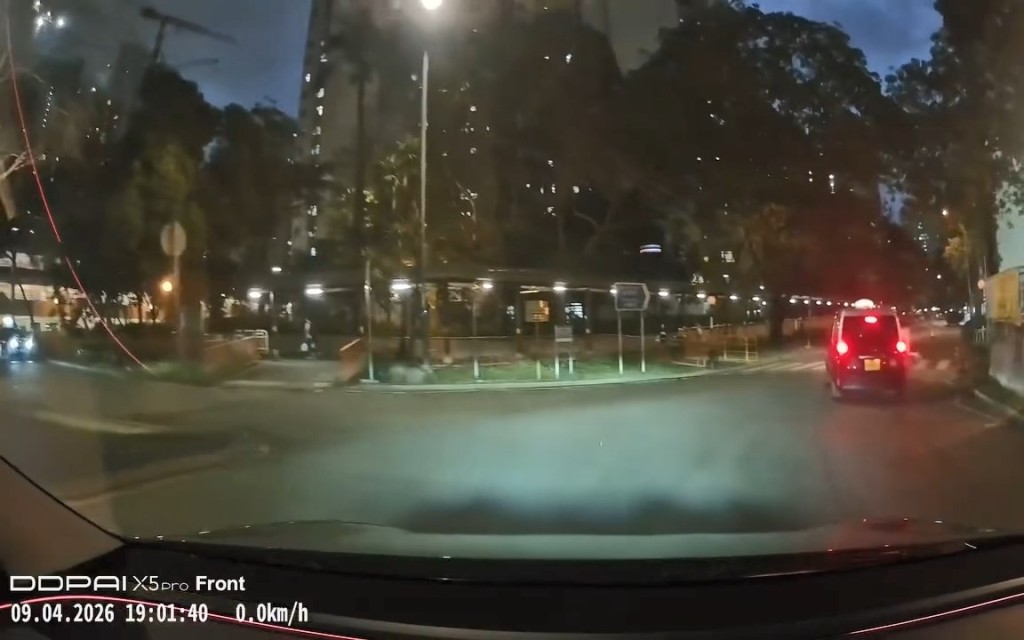 涉事的市區的士車速不算太快。fb「車cam L(香港群組)」Queen_W08片段截圖 涉事的市區的士車速不算太快。fb「車cam L(香港群組)」Queen_W08片段截圖