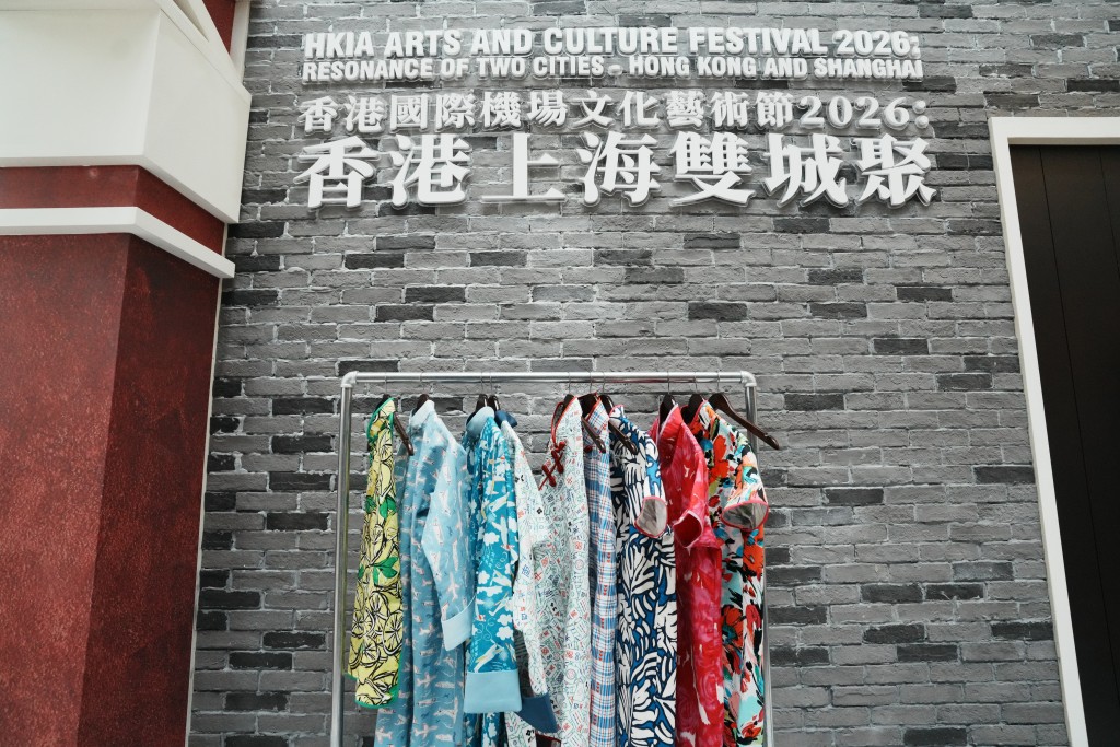 展覽區設互動區,擺有長衫造型設計的圍裙,供公眾試穿。 展覽區設互動區,擺有長衫造型設計的圍裙,供公眾試穿。