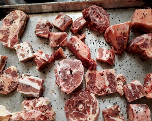 少年曾經進食半生熟的豬肉。unsplash網圖