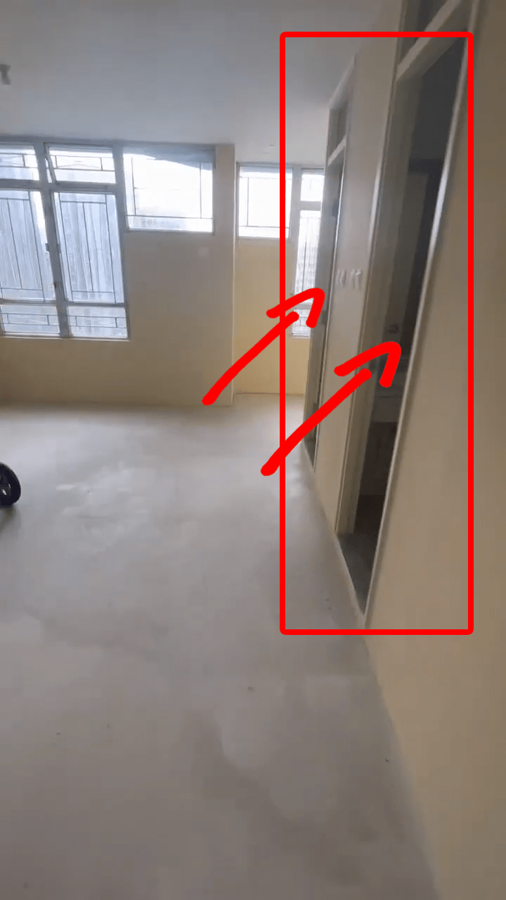 這８人單位有２個洗手間，在大廳兩側（箭咀所示）。