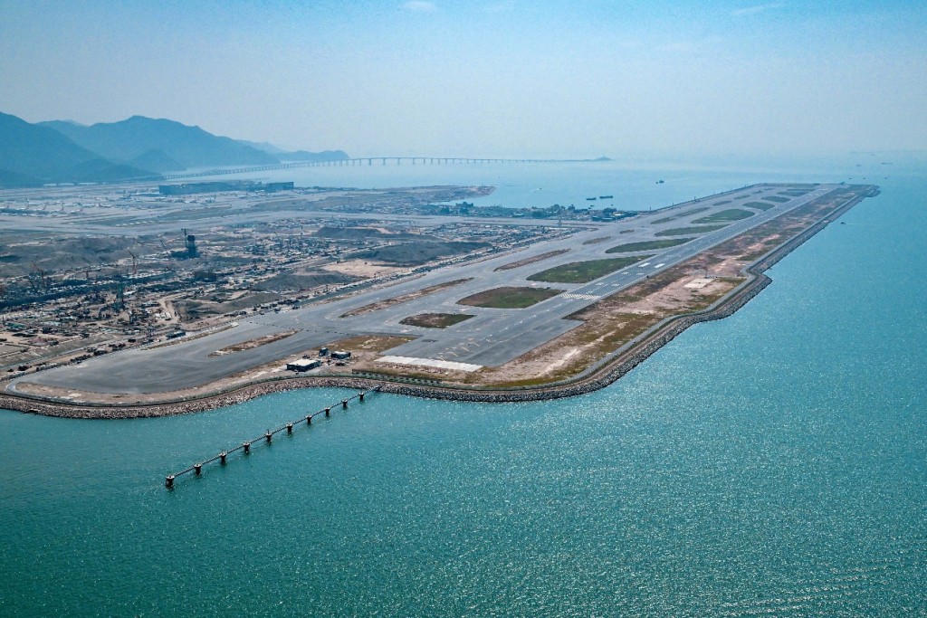 赤鱲角國際機場正進行機場三跑道系統工程。資料圖片