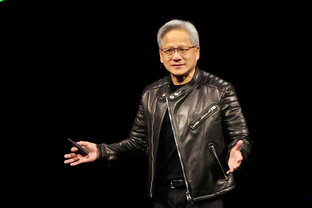 黃仁勳聲稱，增加美國製造，有助於滿足對AI晶片和超級電腦日漸增長的需求、加強自身供應鏈並提高彈性。路透社