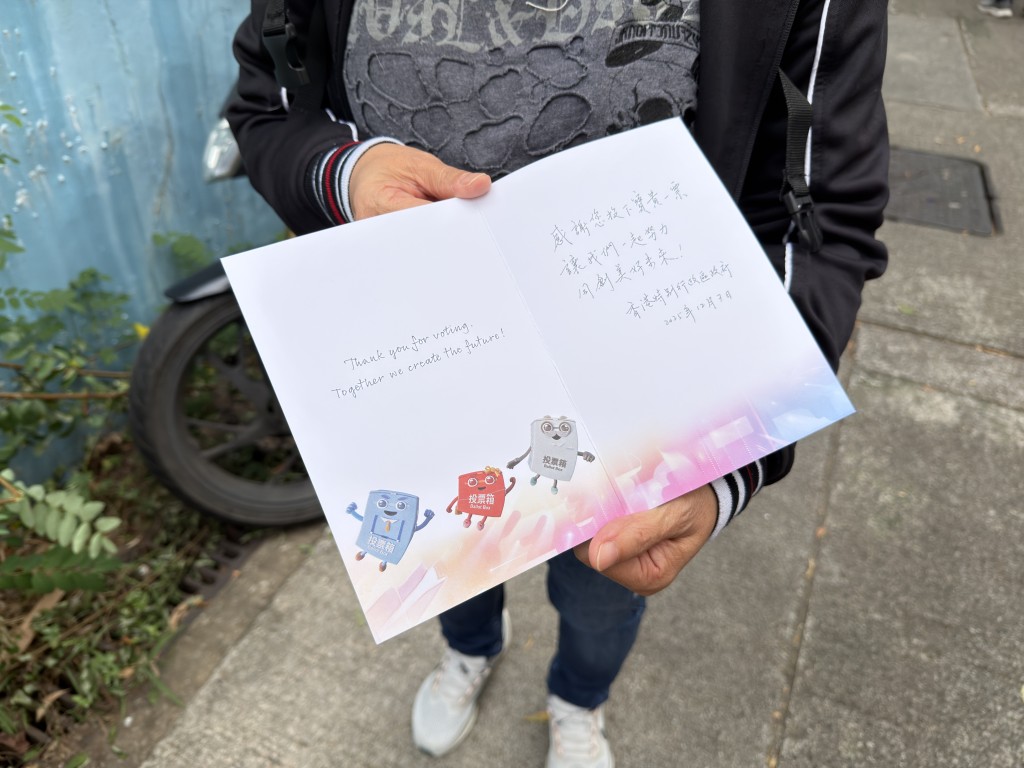 梁女士展示投票後領得的心意卡。 梁女士展示投票後領得的心意卡。