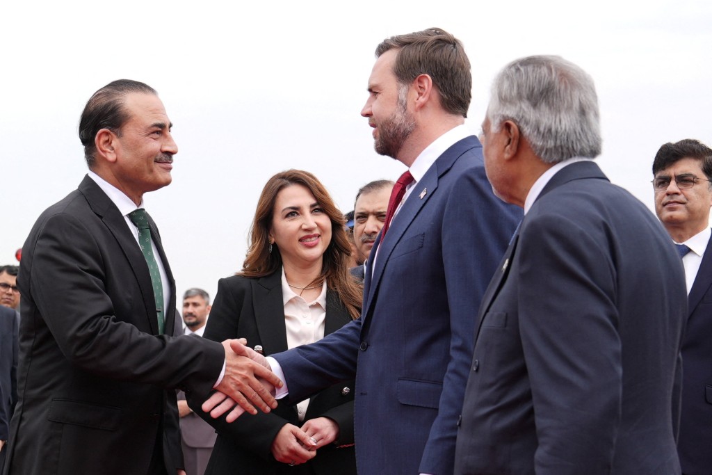 萬斯抵達伊斯蘭堡畫面公開，多名巴方官員迎接。 路透社